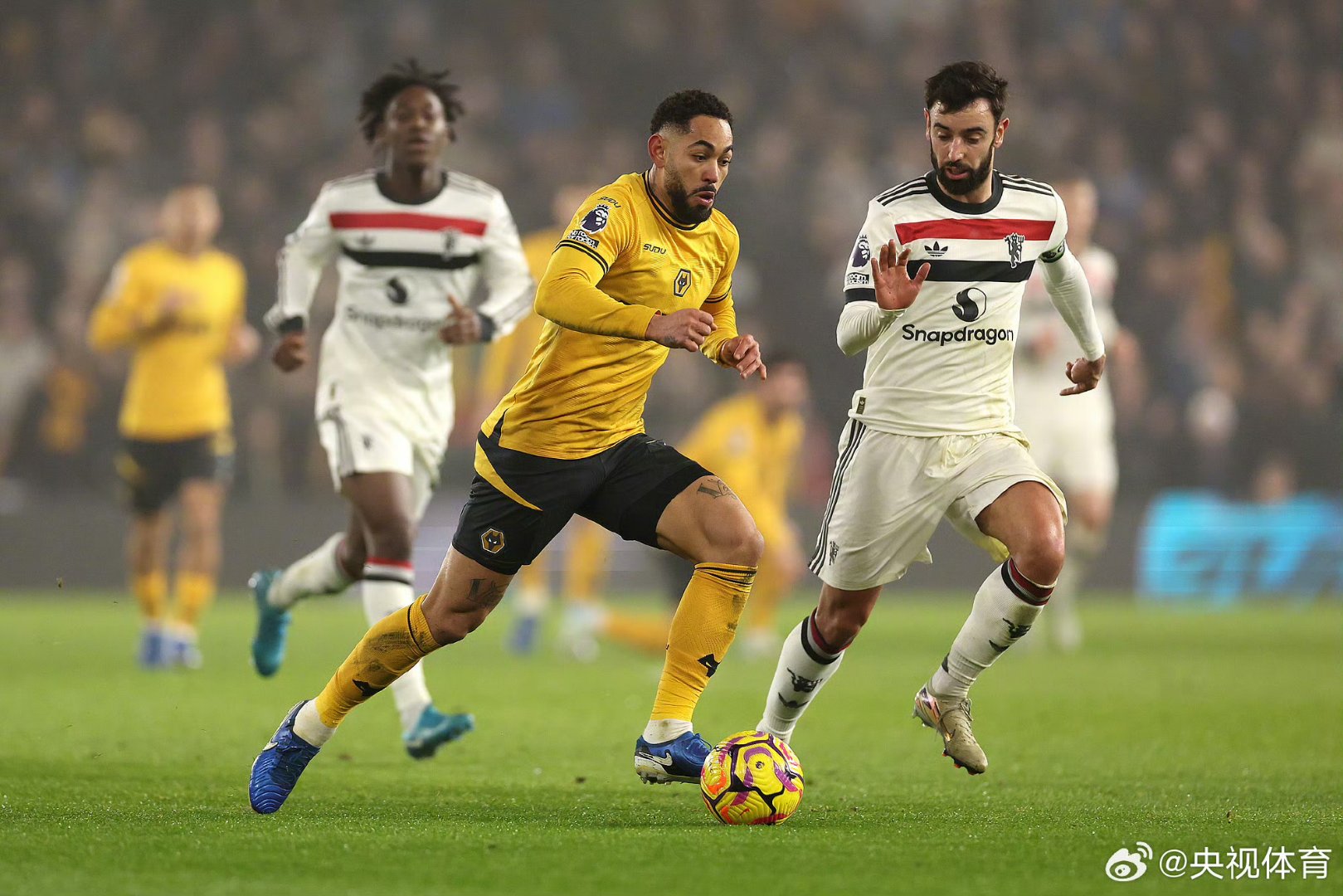 关于曼联训练开放日；冲刺阶段远射贴柱引欢呼；德国杯在即；更衣室氛围转暖的信息-英雄联盟S15队伍